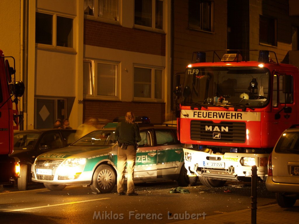 VU Einsatzfahrt Feuerwehr Polizei Koeln Muelheim Deutz Muelheimerstr  P19.JPG